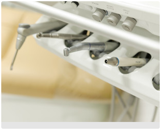 ハンドピースを一つ一つ取り替え 高圧蒸気滅菌器で清潔な治療