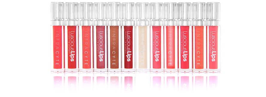 ピンク色の唇がより歯の白さを際立たせる